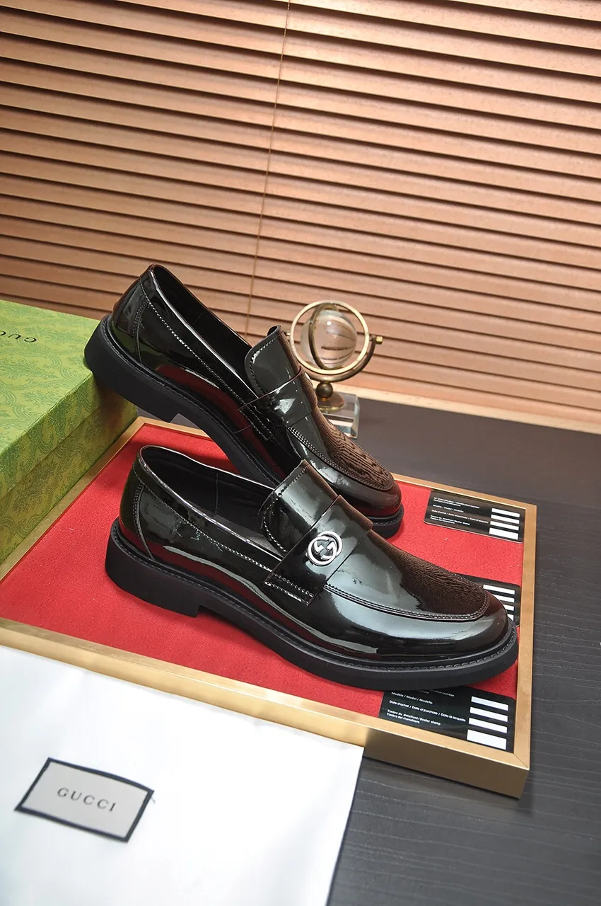 Factory price 540💶Italy’s top luxury men’s shoe giant (GUCCI) (Gucci) (full cowhide lining) new arrival🍃Original European style🔰 Pleasant to the eye😍In order to make the shoes more durable and non-deformable🌀The production continues to follow traditional methods but there is still no lack of innovation💪The original open-edge beaded cowhide is selected for the leather♻️ Smooth, natural and extra bright⭐Made of imported cowhide The rich man’s first choice 38-45 (45 customized)
